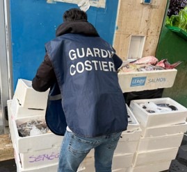 Prodotto ittico scaduto e privo di documentazione, sequestrato