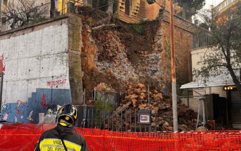 Tragedia sfiorata a Montesacro, muro crolla sul dehors di un ristorante