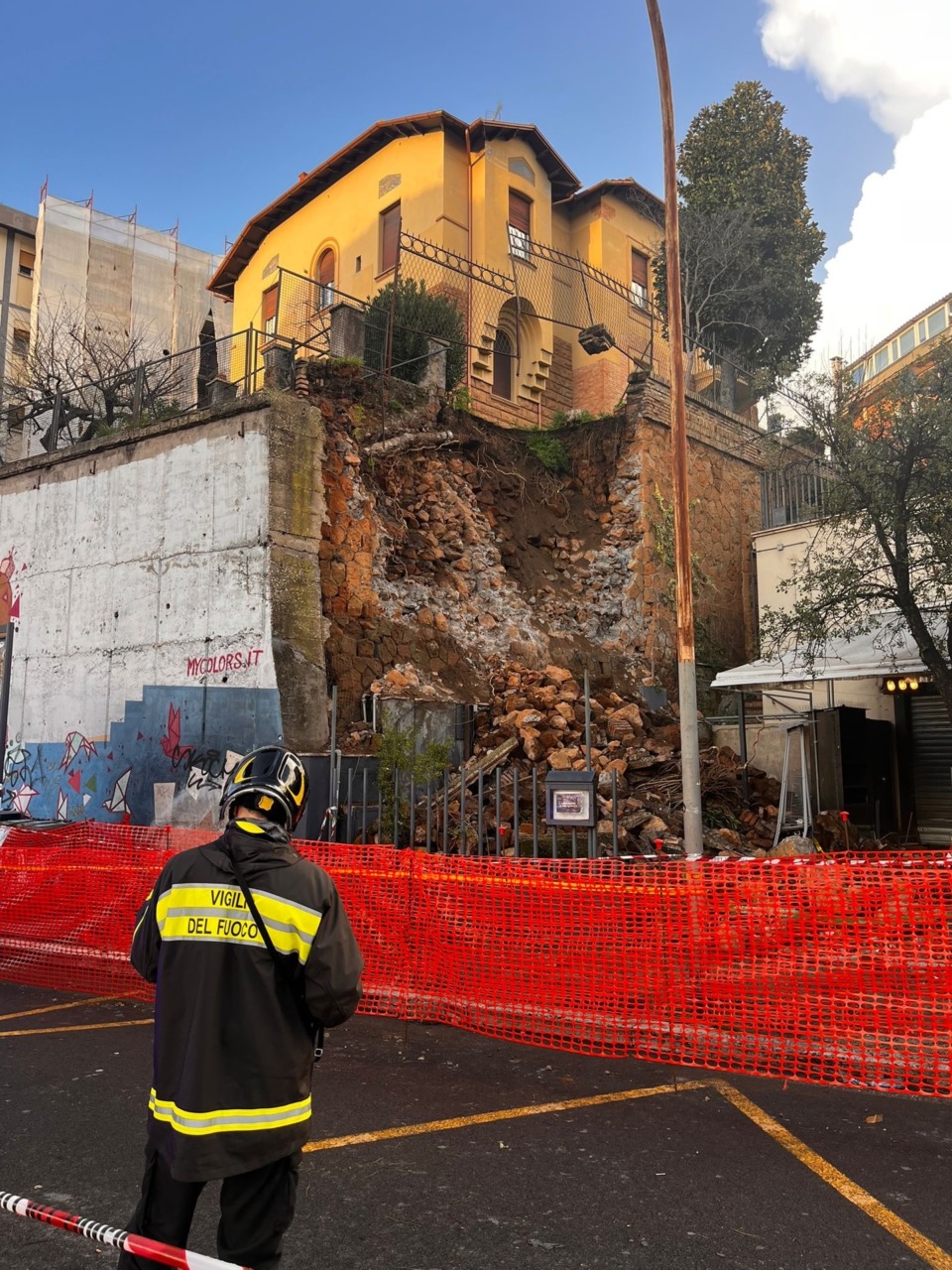 Tragedia sfiorata a Montesacro, muro crolla sul dehors di un ristorante
