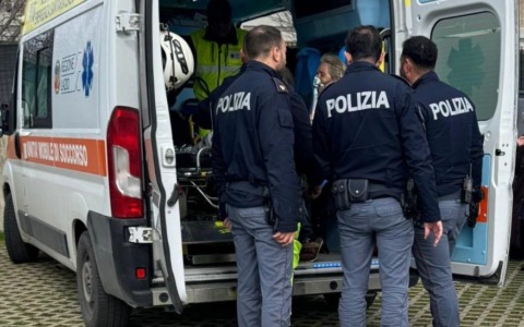 Si lanciano tra le fiamme a Rocca di Cencia, due agenti salvano due persone