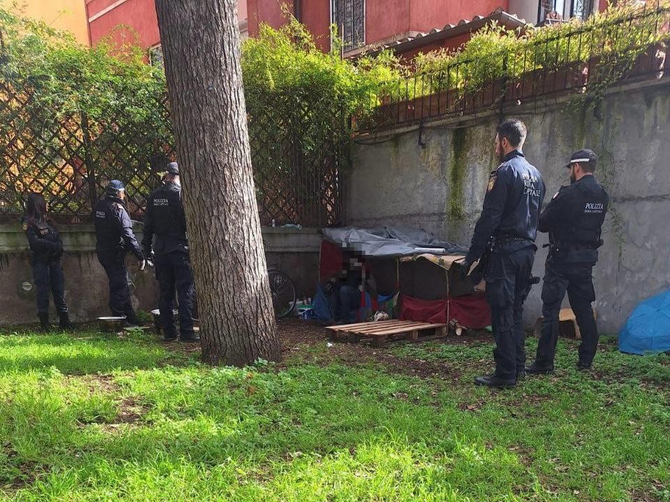 Degrado e rifiuti, bonificate due aree nel parco di Colle Oppio