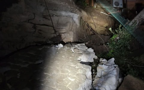 Crolla muro di contenimento per il maltempo, un morto e due feriti