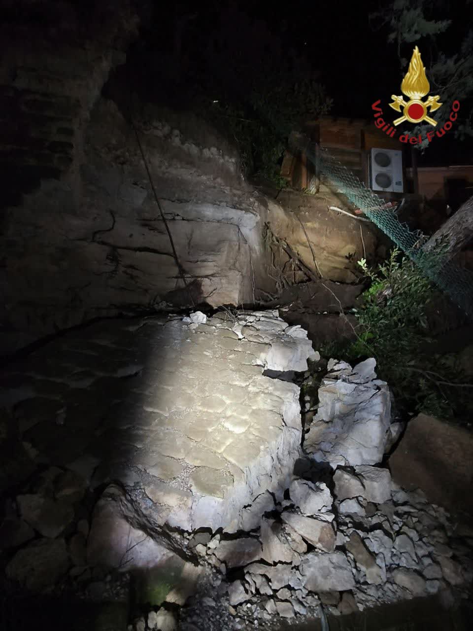 Crolla muro di contenimento per il maltempo, un morto e due feriti