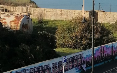 Imbrattato il murale per il centenario del cavo Italcable