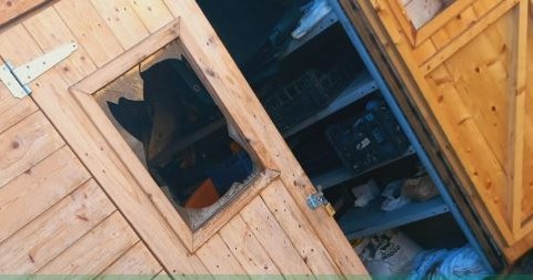 Vandali in azione al Parco Garbatella, danneggiata la casetta degli Orti Urbani al grido di “duce, duce”