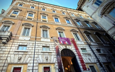 Contro ogni guerra, Palazzo Braschi illuminato di blu