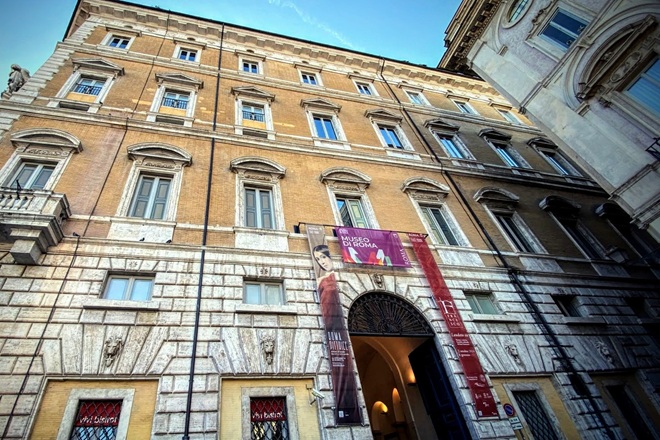 Contro ogni guerra, Palazzo Braschi illuminato di blu