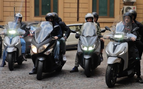 Lucchetti come deposito di droga e spaccio “su misura”, sette arrestati dai Falchi della Polizia di Stato