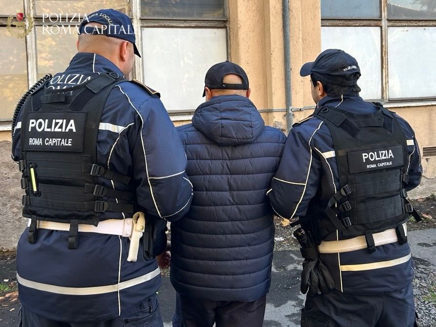 Ambulante abusivo arrestato per insulti razzisti e aggressione agli agenti