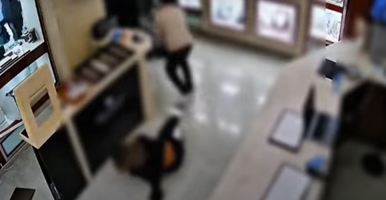 Rapine violente a mano armata in gioiellerie e uffici postali, arrestati