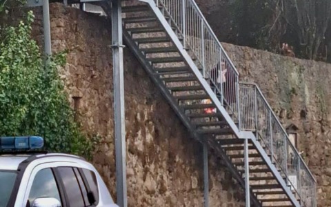 È stata montata la scala in ferro per il collegamento pedonale al Borgo di Isola Farnese