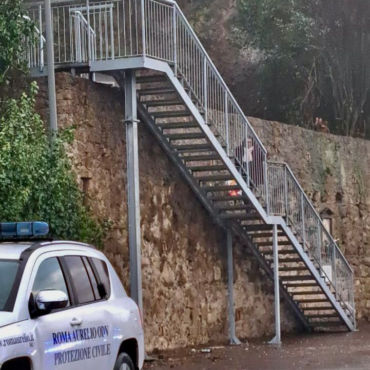 È stata montata la scala in ferro per il collegamento pedonale al Borgo di Isola Farnese