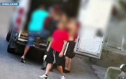 Smontavano le moto rubate al Corviale, quattro misure cautelari