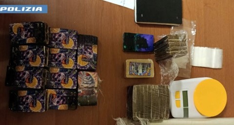 Oltre due chili di droga pronti per essere smistati, tre arresti
