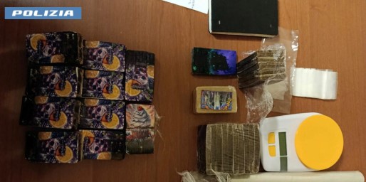 Oltre due chili di droga pronti per essere smistati, tre arresti