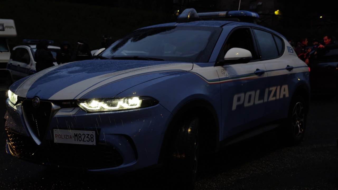 Picchia, accoltella, rapina e tenta di investire la fidanzata, arrestato