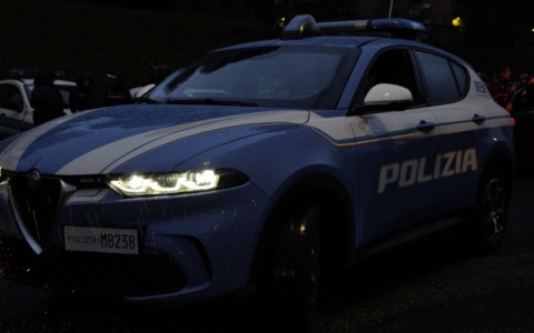 Picchia, accoltella, rapina e tenta di investire la fidanzata, arrestato