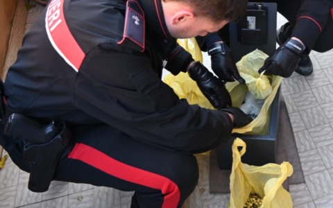 Maxi blitz ad Acilia dopo l’esplosione di un ordigno, 3 arresti