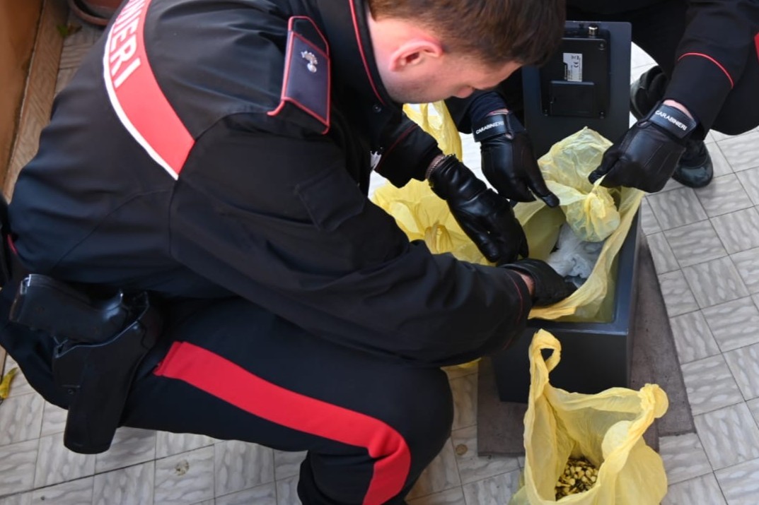 Maxi blitz ad Acilia dopo l’esplosione di un ordigno, 3 arresti