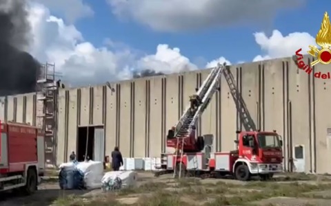 Rogo in fabbrica, alto livello di diossina nell’aria