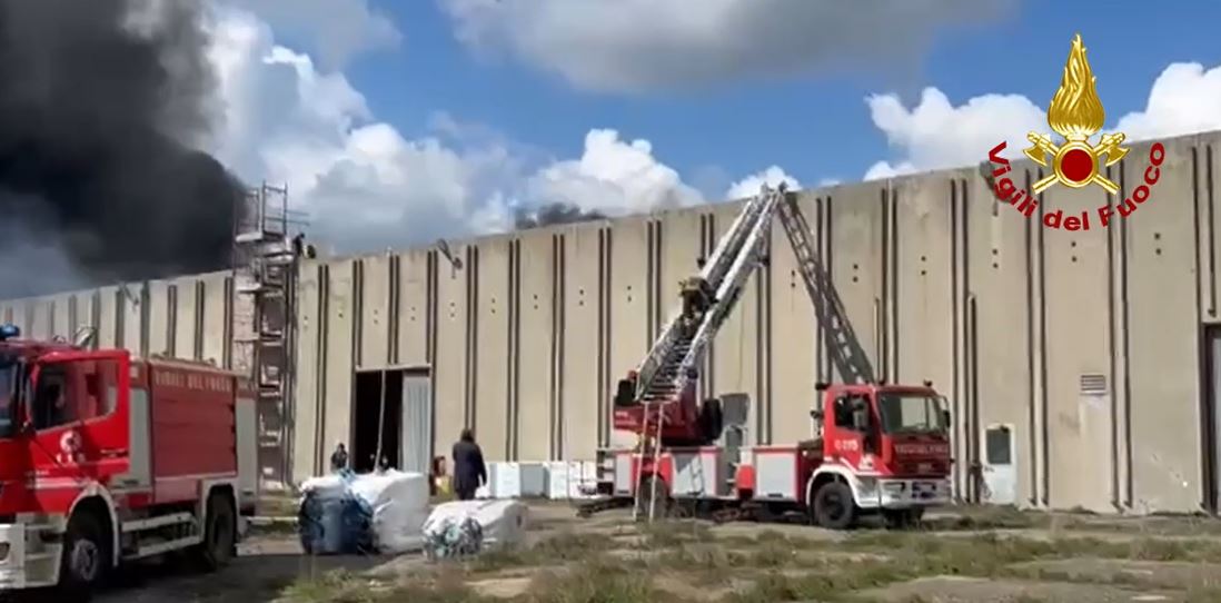 Rogo in fabbrica, alto livello di diossina nell’aria