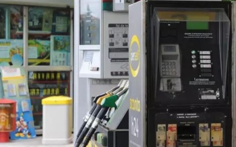 Il conflitto in Iran, schizza il prezzo del petrolio: pioggia di rialzi per benzina e diesel