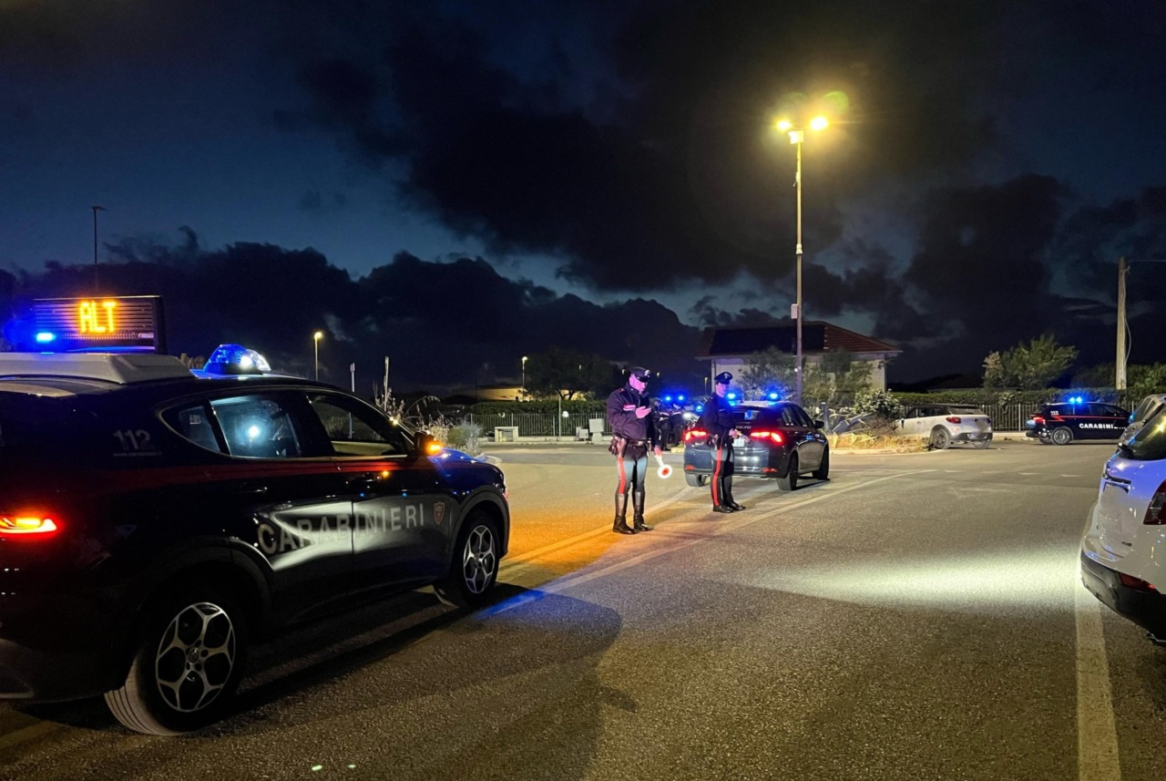 Fugge all’alt con l’auto rubata sul lungomare di Ostia, si schianta e viene arrestata