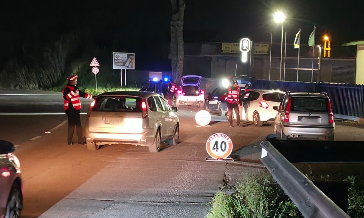 Controlli straordinari, raffica di denunce e chiusura di un minimarket
