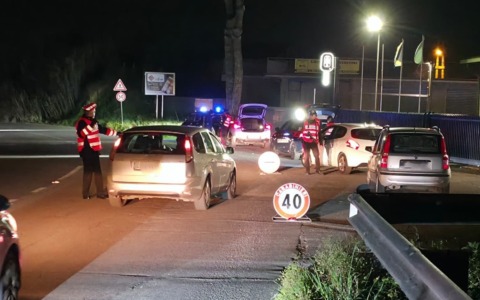 Controlli straordinari, raffica di denunce e chiusura di un minimarket