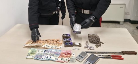 Su un’auto a noleggio con la droga, arrestato