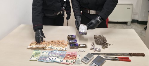 Su un’auto a noleggio con la droga, arrestato