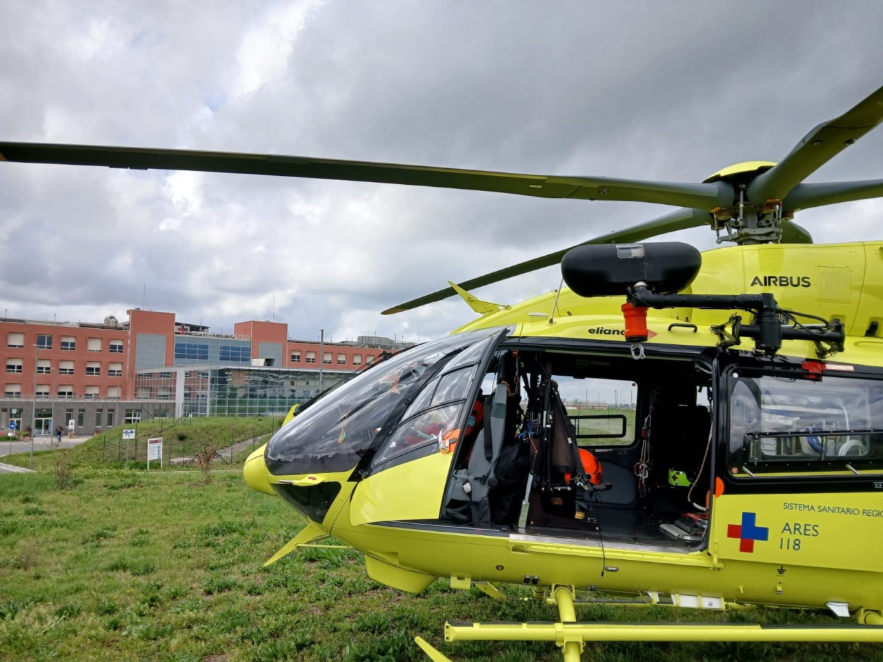 Scooter contro auto all’incrocio: 14enne elitrasportato al Bambino Gesù