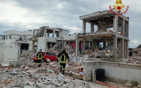 Esplode bombola di gas a Ponte Galeria, distrutte tre palazzine: gravi due anziani. LE IMMAGINI