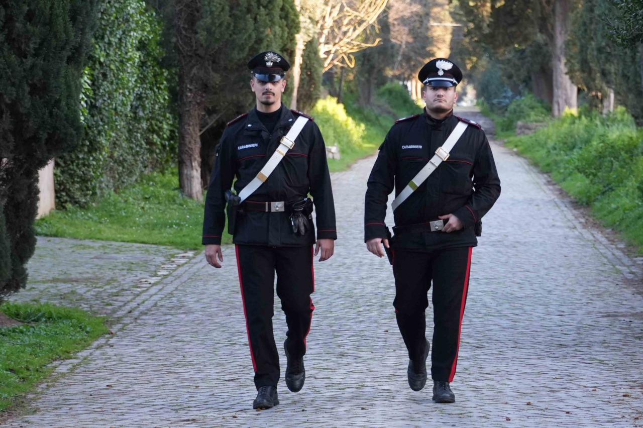 Sorpresi due giovani mentre imbrattavano con bombolette spray un muro di cinta