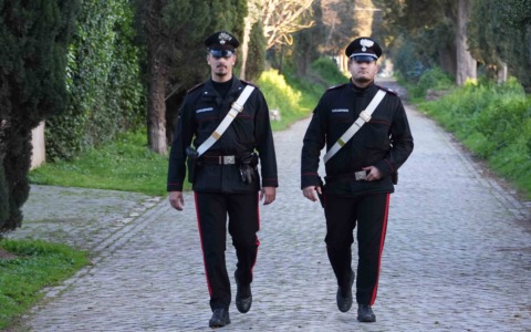 Sorpresi due giovani mentre imbrattavano con bombolette spray un muro di cinta