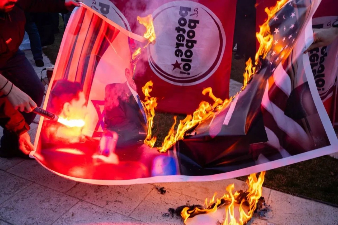 Referendum sulla giustizia: corteo per il “no”, bruciati manifesti con Meloni, Nordio e Netanyahu