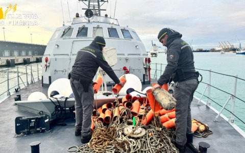 Blitz in mare contro i bracconieri, individuate dall’alto e sequestrate 80 trappole per polpi