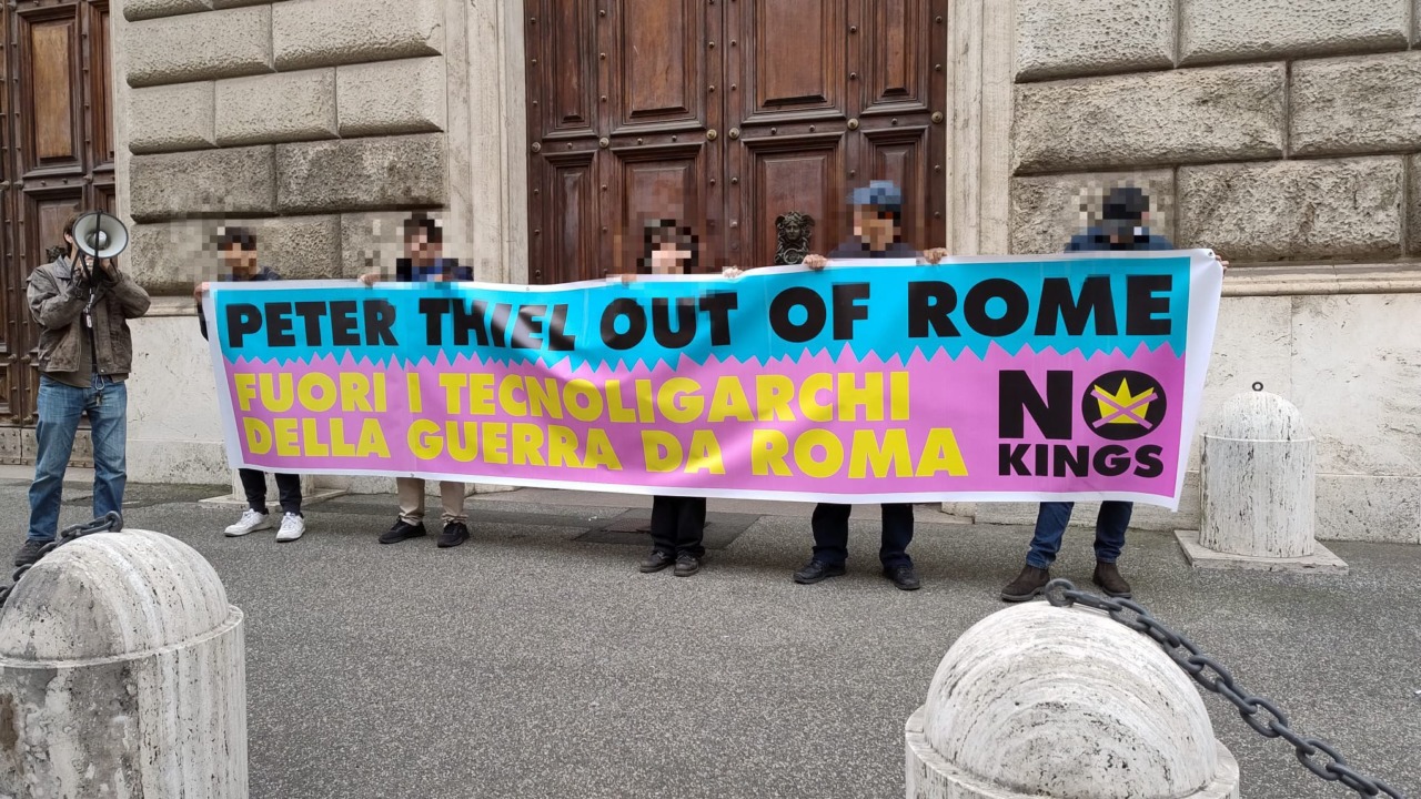 Flash mob del movimento No Kings contro Thiel davanti al Ministero della Difesa