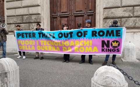 Flash mob del movimento No Kings contro Thiel davanti al Ministero della Difesa
