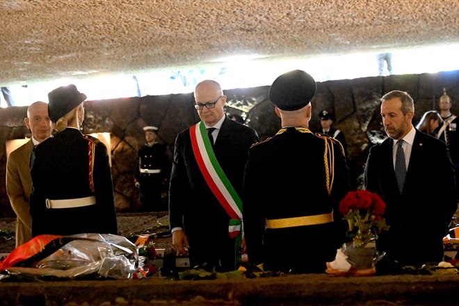 Fosse Ardeatine, Gualtieri al Mausoleo nell’82° anniversario dell’eccidio