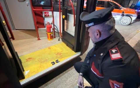Accoltella un uomo sul bus dopo una lite, 33enne arrestato