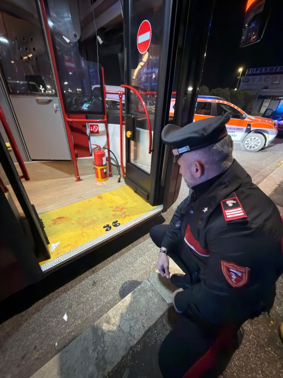 Accoltella un uomo sul bus dopo una lite, 33enne arrestato