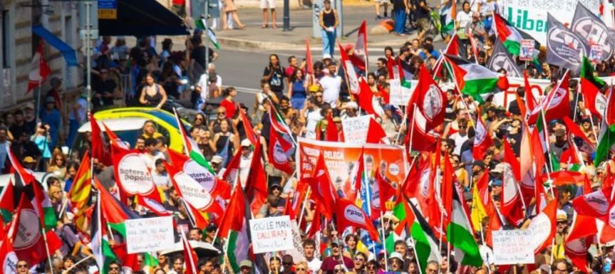 Corteo No Kings, striscioni per la pace e messaggi anarchici contro il 41bis