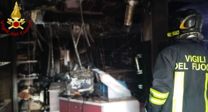 Incendiato il bar del campo di calcio “Piero Garbaglia”: “E’ stato un attentato”