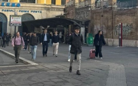 Liberato piazzale Flaminio, le bancarelle hanno traslocato a piazza Mancini