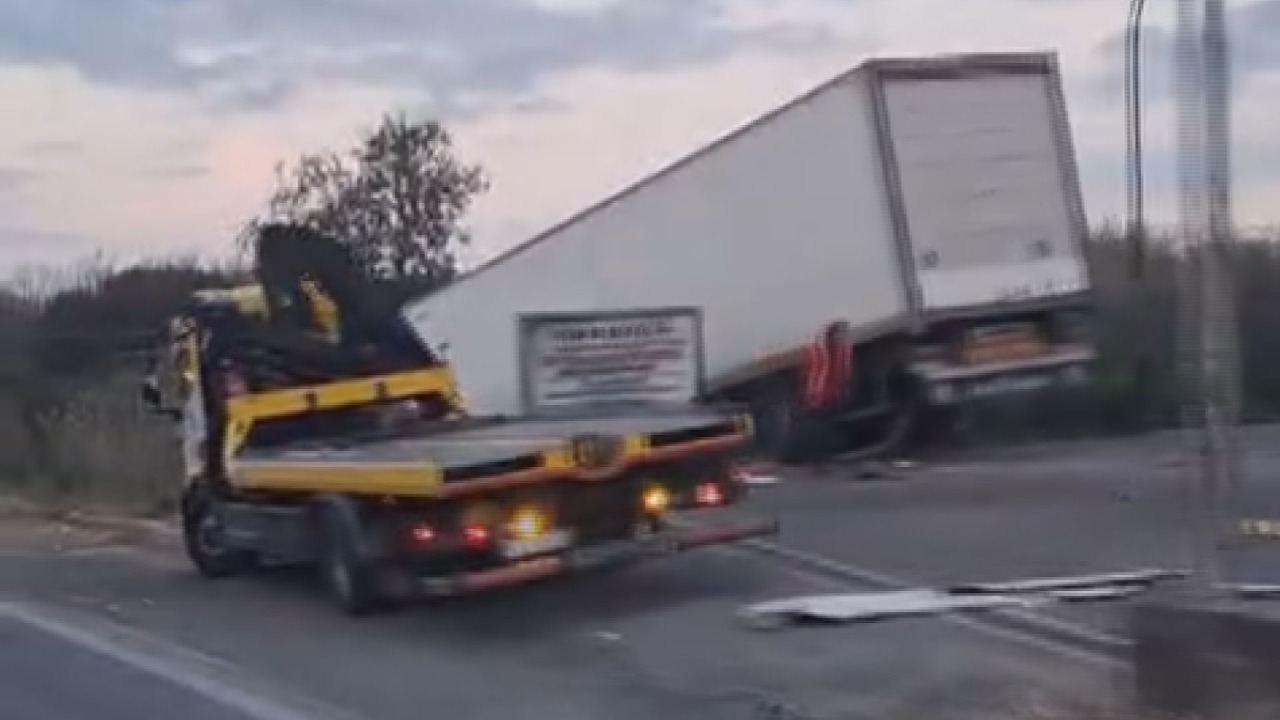 Camion fuori strada, traffico deviato su una sola corsia verso Roma