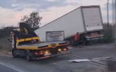 Camion fuori strada, traffico deviato su una sola corsia verso Roma