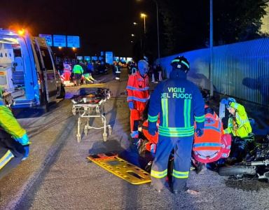 Si scontrano due scooter, morto un 19enne