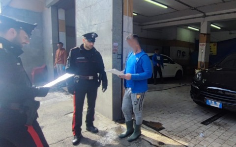 Lavoro irregolare e mancata sicurezza, sospesi due autolavaggi