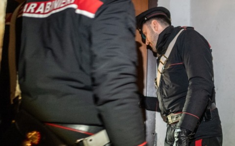 Rapina con machete e tentata estorsione: arrestati un maggiorenne e un minorenne
